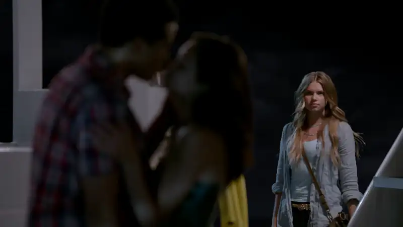 Blue Lagoon: The Awakening Screenshot 1