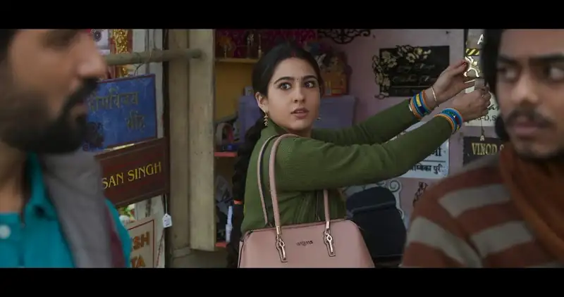 Zara Hatke Zara Bachke Screenshot 1