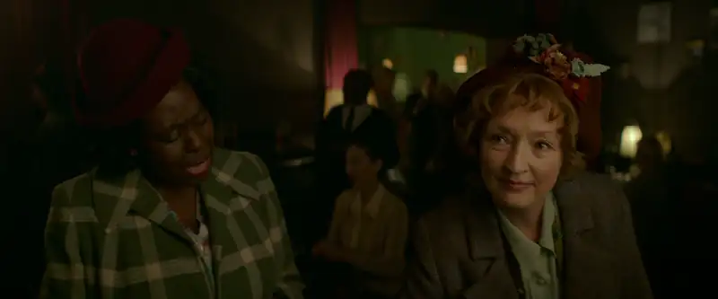 Mrs. Harris Goes to Paris Screenshot 1