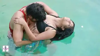 Hot couple in Swimming Pool Screenshot 3