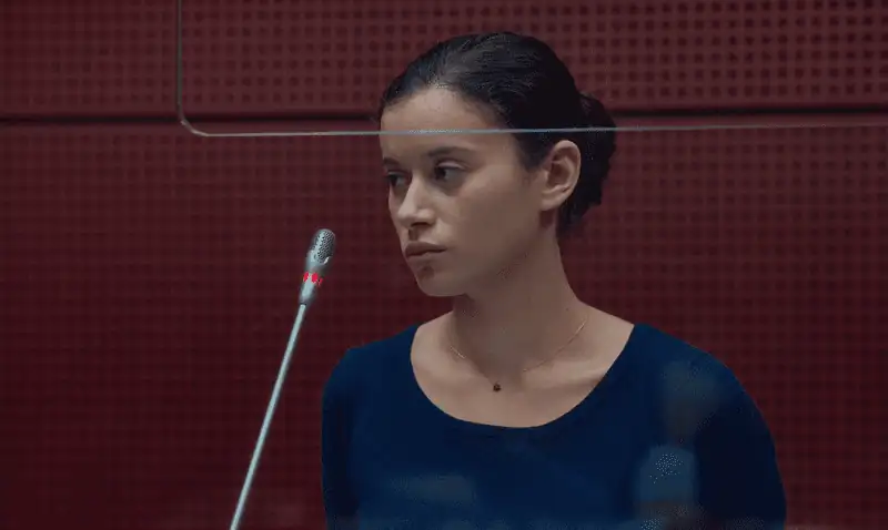 The Girl With A Bracelet Screenshot 3